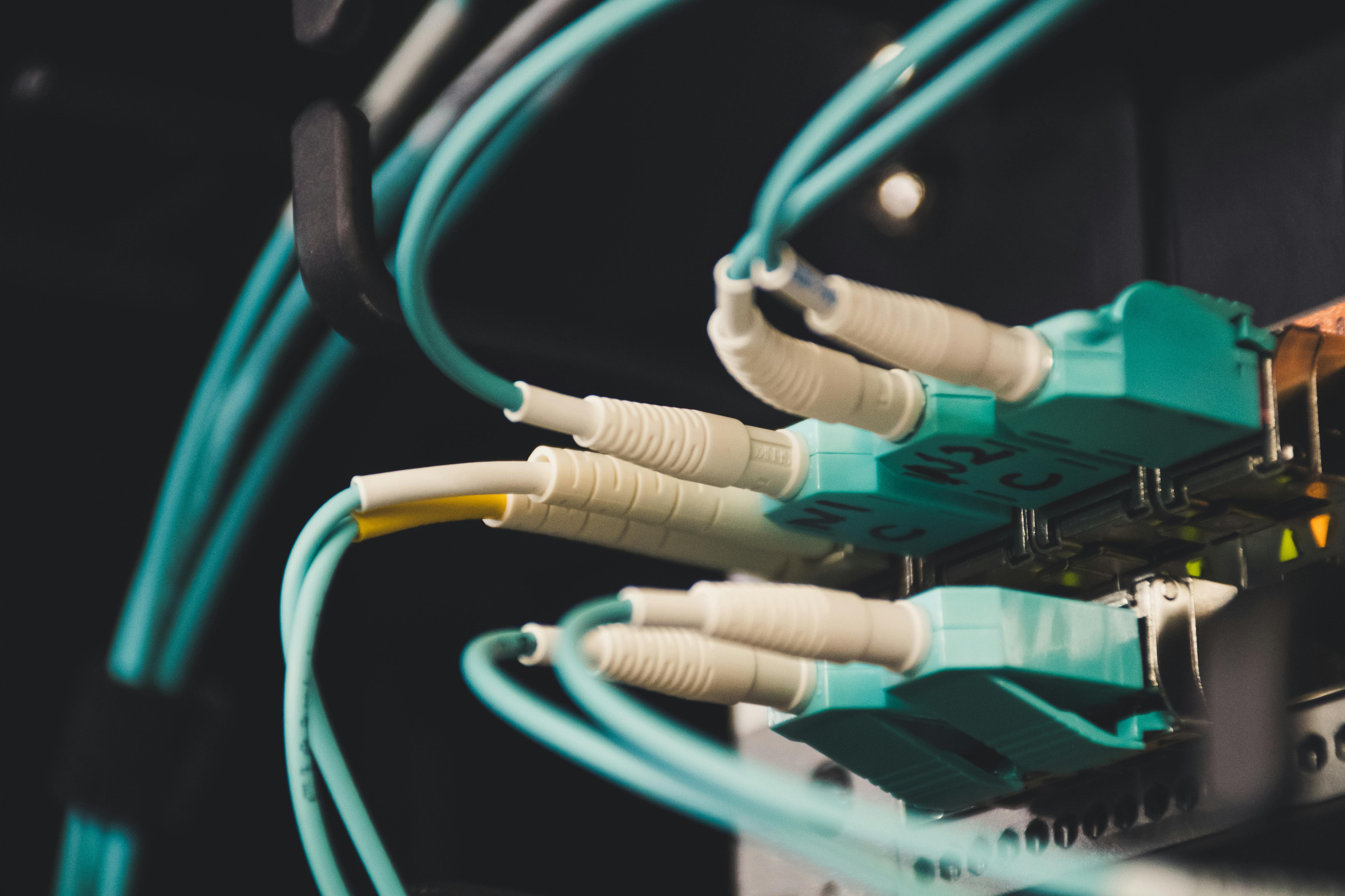 Une Révolution Silencieuse au Cœur de la Connectivité Moderne (La Fibre Optique )
